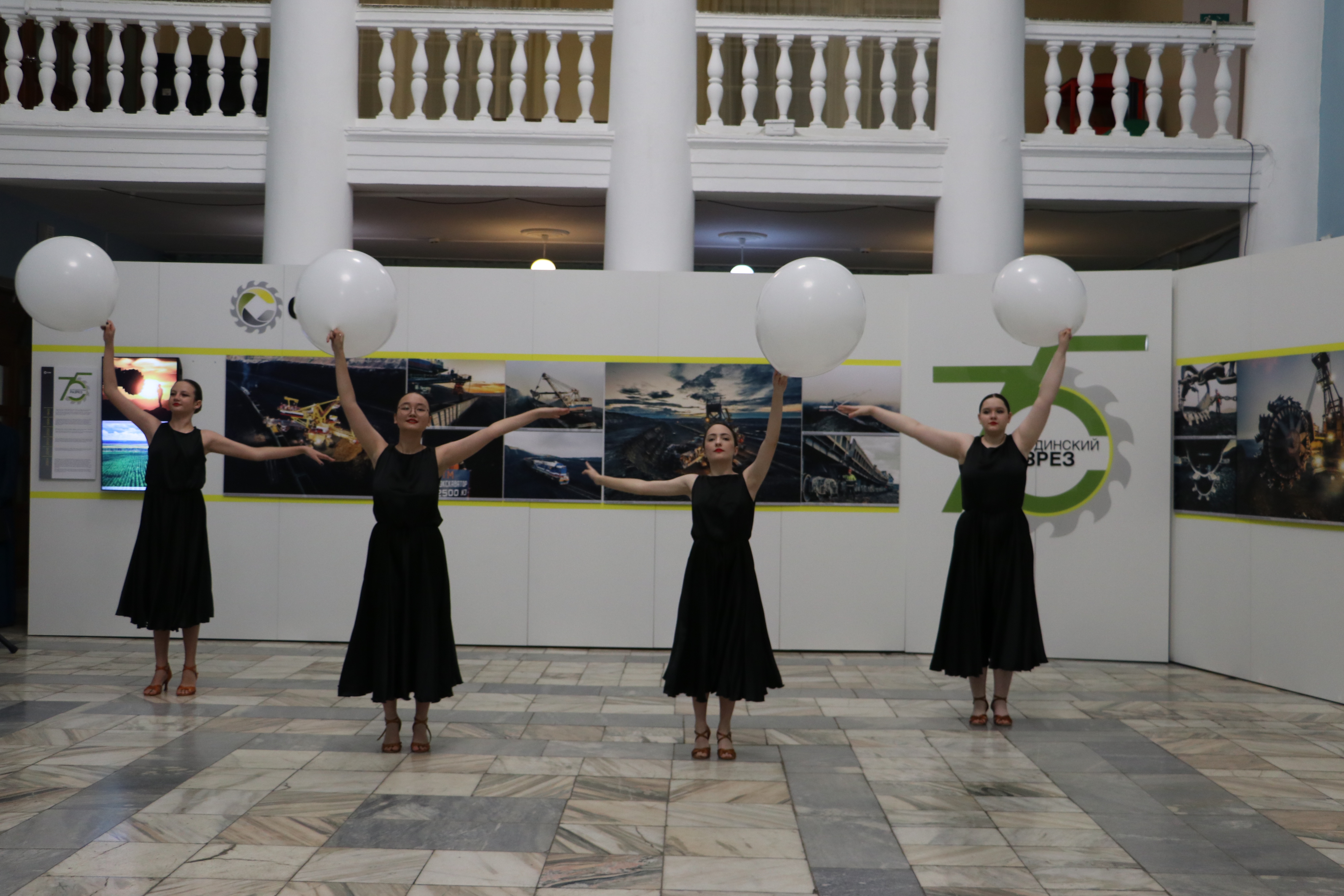 В Бородино в торжественной обстановке открылась фотовыставка, посвященная 75-летию Бородинского разреза.